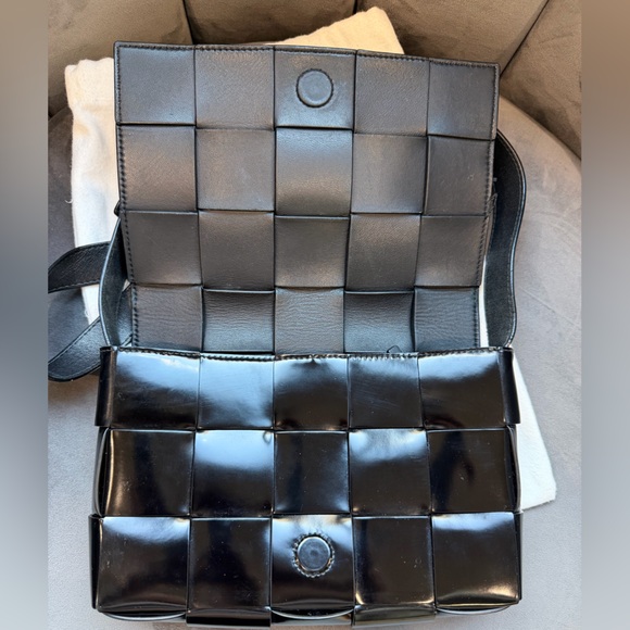 BOTTEGA VENETA Spazzolato Intrecciato Maxi Cassette Shoulder Bag Patent Black - Picture 9 of 14